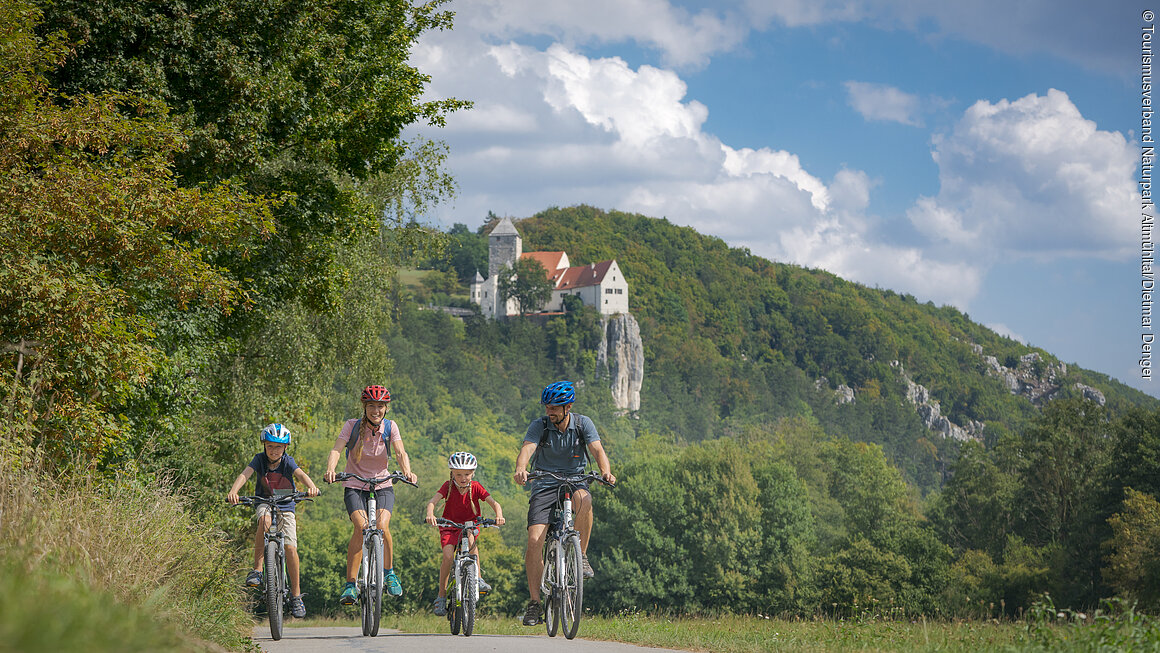 Radeln unterhalb der Burg Prunn (Riedenburg, Naturpark Altmühltal)