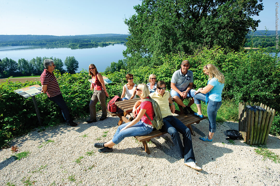 Wandern mit Panoramablick (bei Absberg, Fränkisches Seenland)