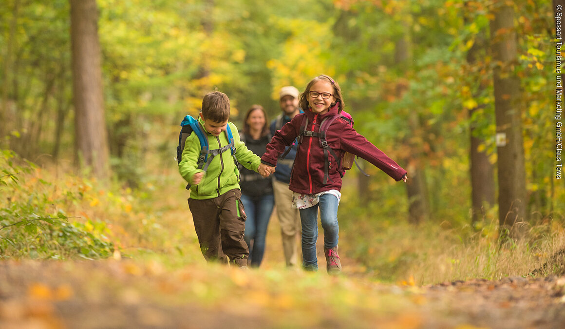 Wanderfamilie auf dem Spessartbogen