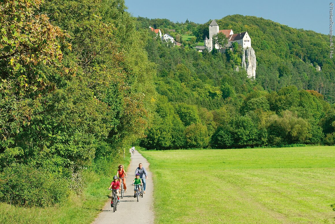 Radler vor Burg Prunn (Riedenburg, Naturpark Altmühltal)