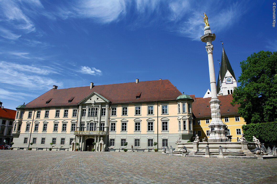 Residenzplatz mit Mariensäule und Domtürmen (Eichstätt, Naturpark Altmühltal)