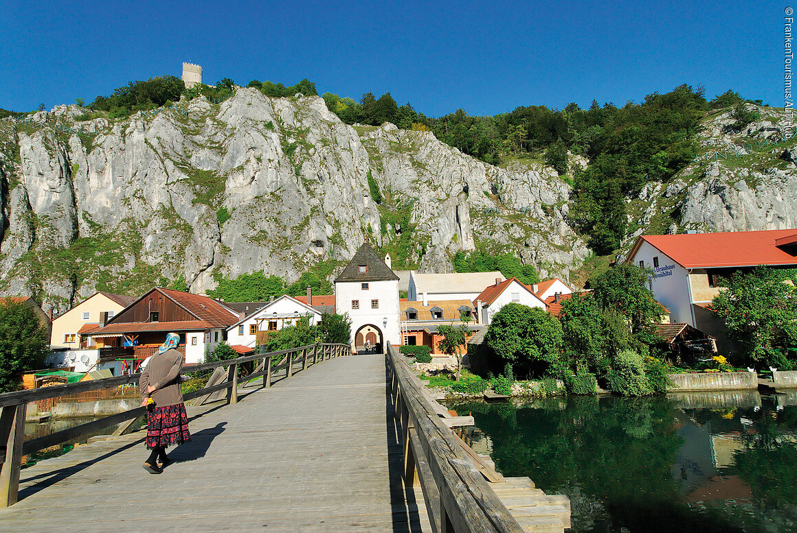 Radler auf der alten Holzbrücke