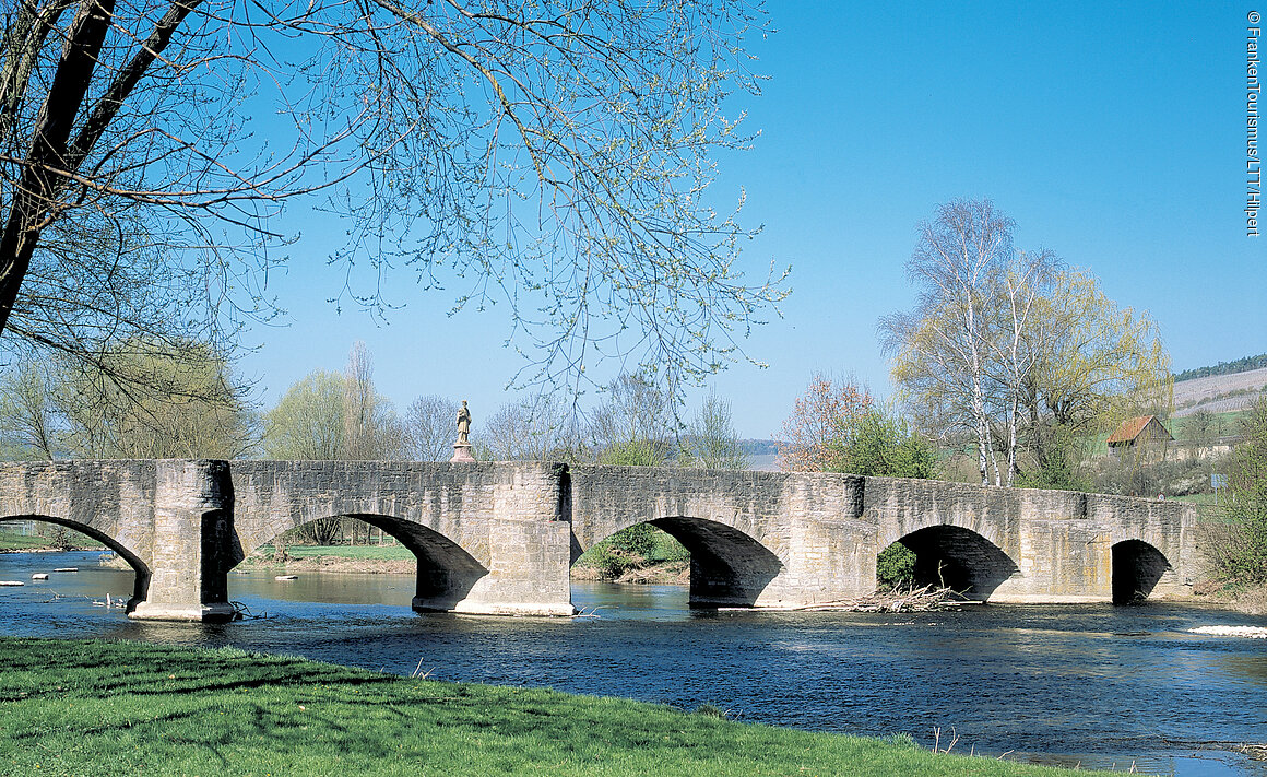 Steinbrücke mit Tauber (Tauberrettersheim, Liebliches Taubertal)