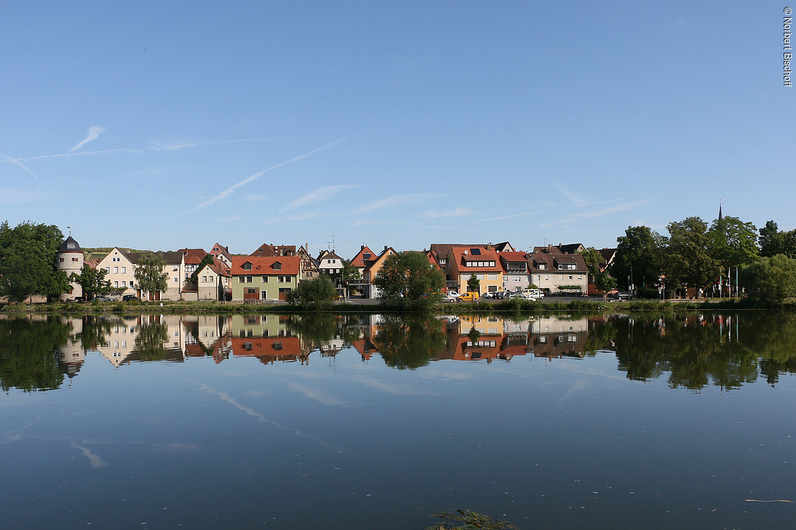 Mainansicht mit den Wahrzeichen Wehrturm (Segnitz, Fränkisches Weinland)