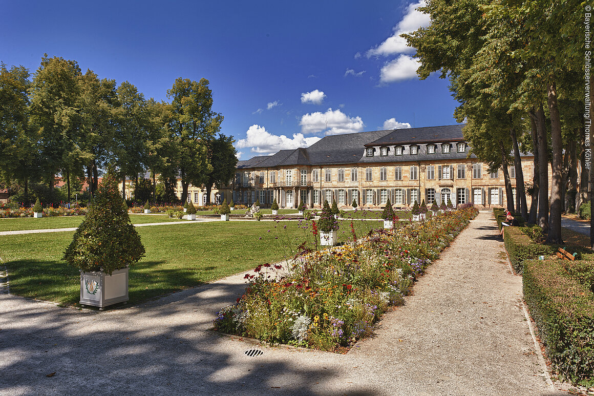 Neues Schloss, Hofgarten (Bayreuth, Fichtelgebirge) Bayreuth, Neues Schloss, Hofgarten, Parterre mit Blumenrabatten und Blick zur Gartenfassade
