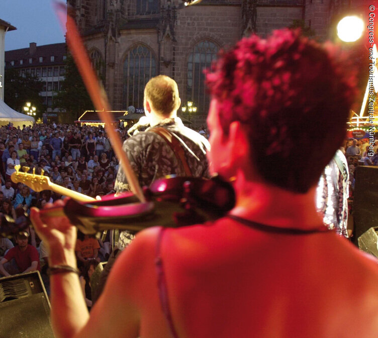 Einmalig in Deutschland und weit über die Stadtgrenzen hinaus bekannt: das Bardentreffen. An drei Tagen locken Liedermacher und Interpreten unterschiedlichster Musikrichtungen unzählige Menschen auf Straßen und Plätze der Altstadt zum kostenlosen Musik-Marathon.