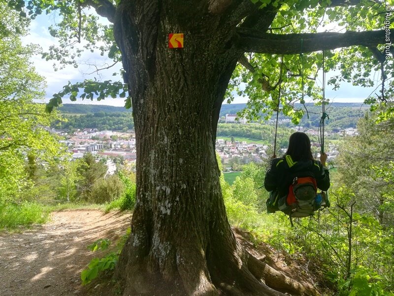 Schaukeln mit Blick auf Eichstätt