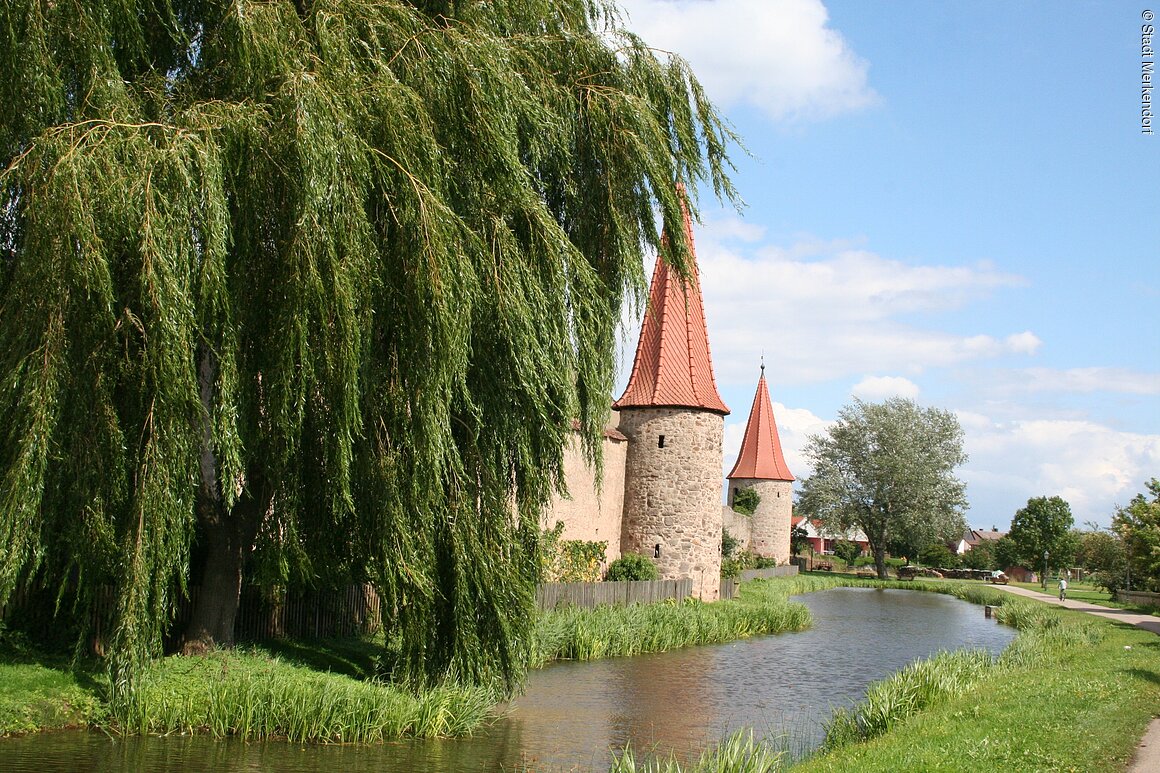 Stadtgraben mit Stadtmauer (Merkendorf, Fränkisches Seenland)