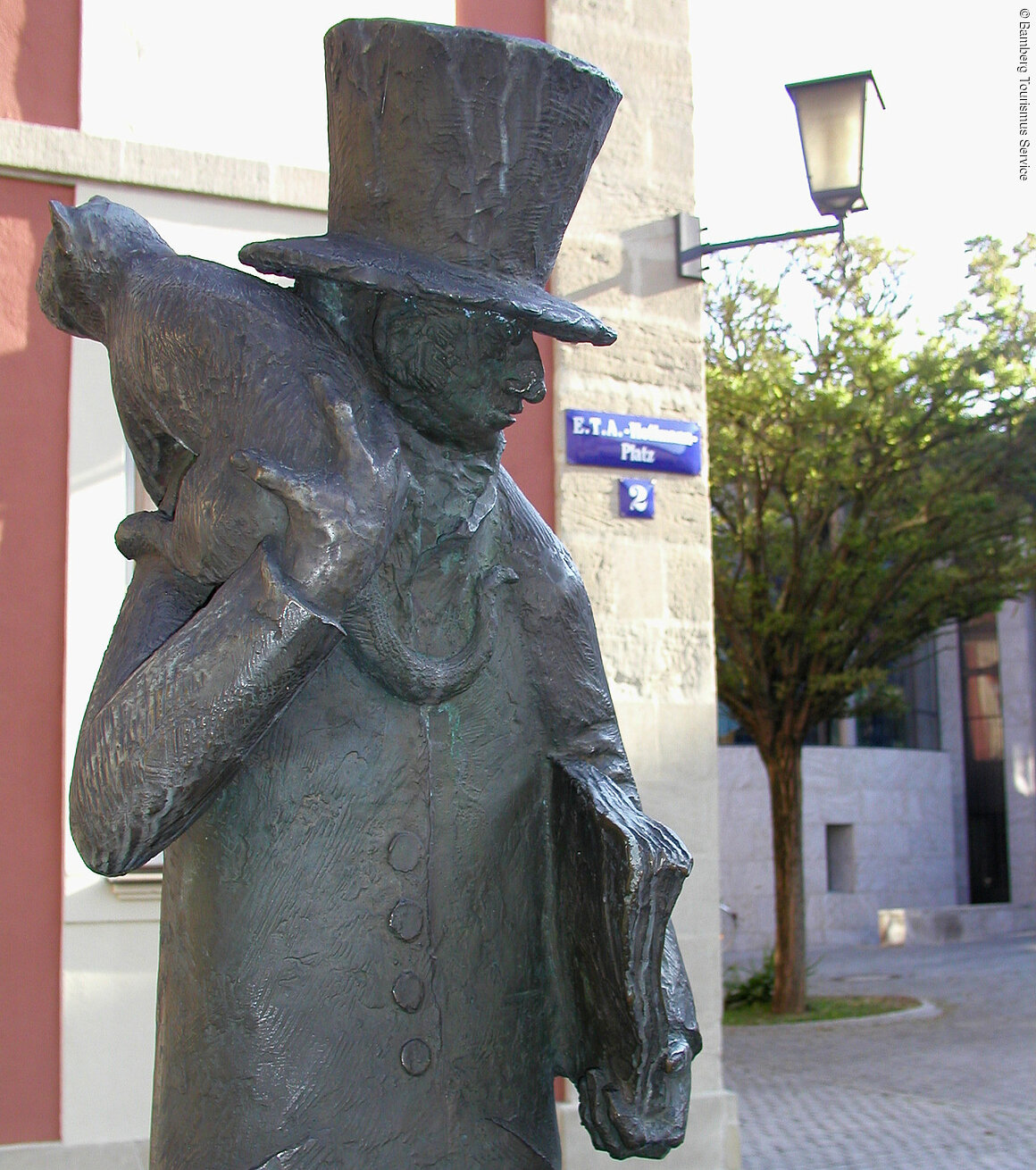E.T.A.Hoffmann-Statue vor dem Theater (Bamberg, Steigerwald)
