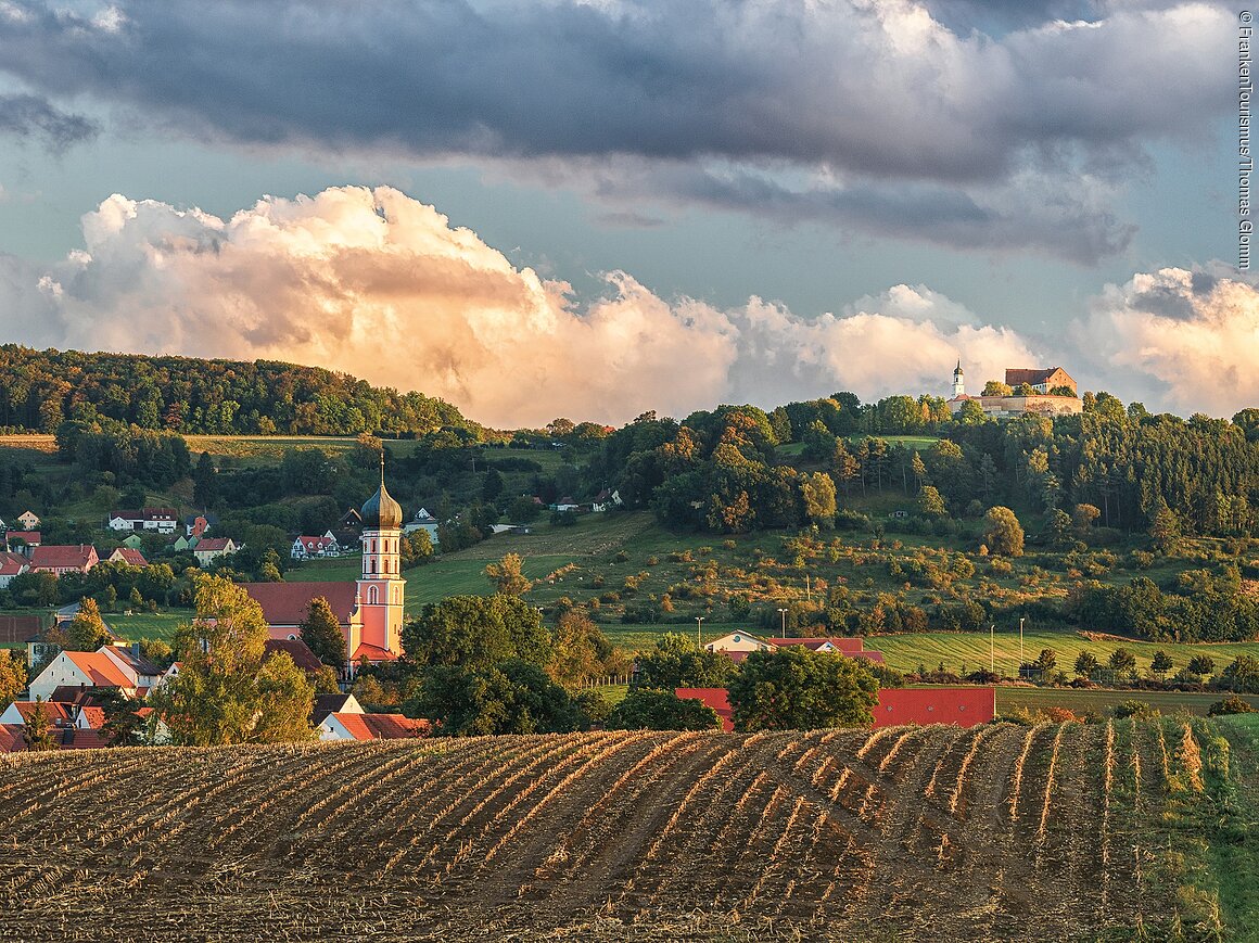 Ortsansicht mit Schloss Spielberg (Gnotzheim, Fränkisches Seenland)