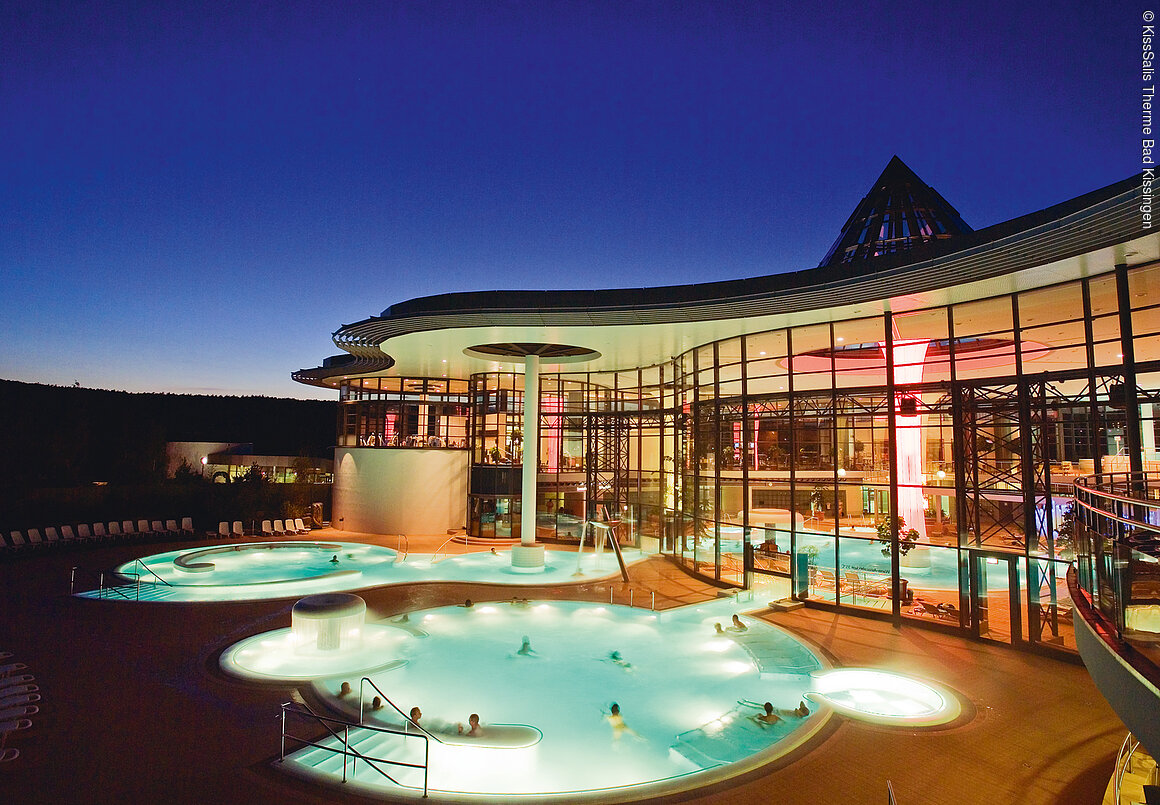 Nachtansicht KissSalis Therme (Bad Kissingen, Rhön)